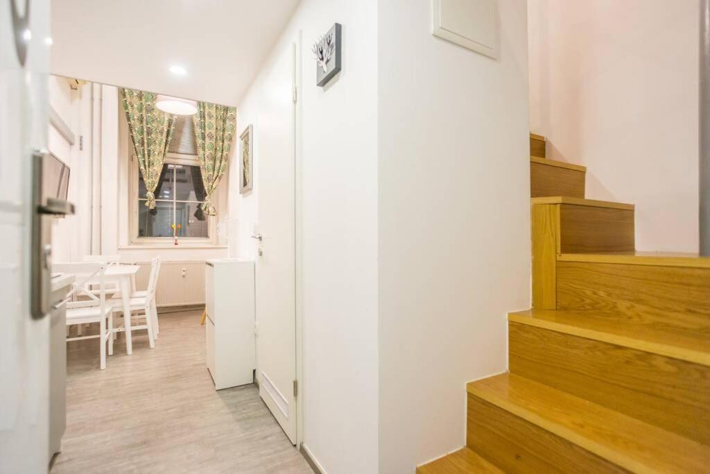 Apartma N'Poznam Tobacna ลูบลิยานา ภายนอก รูปภาพ