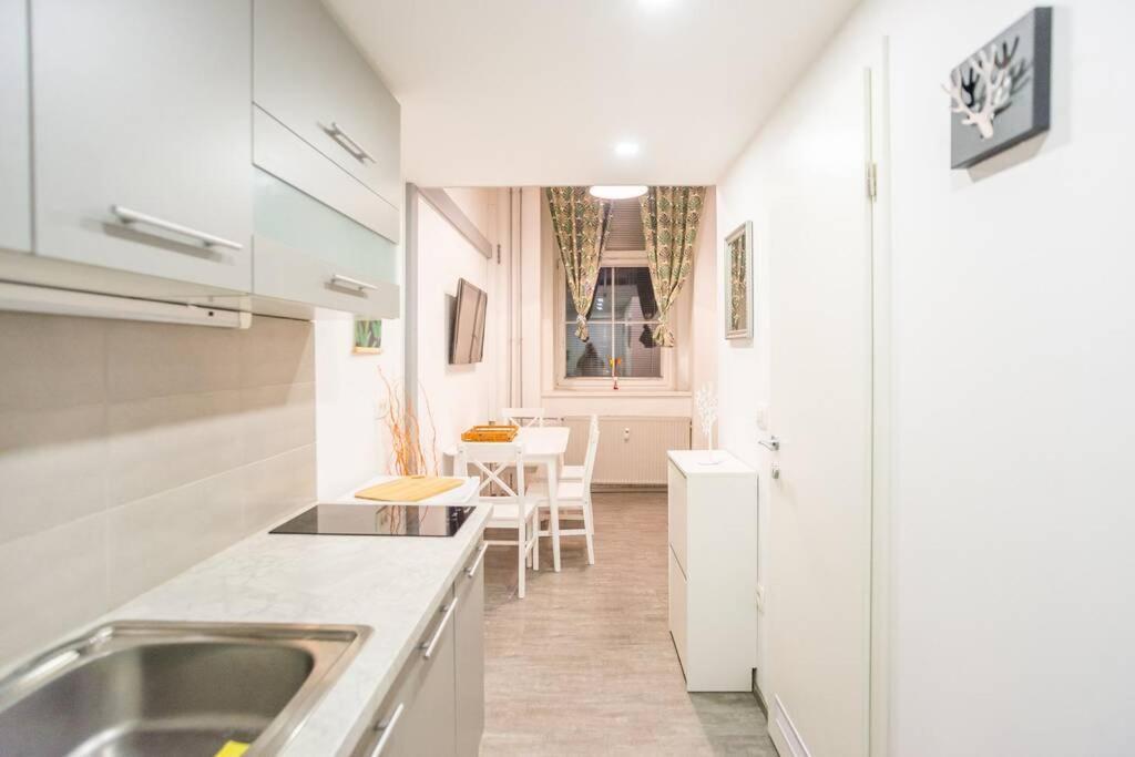 Apartma N'Poznam Tobacna ลูบลิยานา ภายนอก รูปภาพ